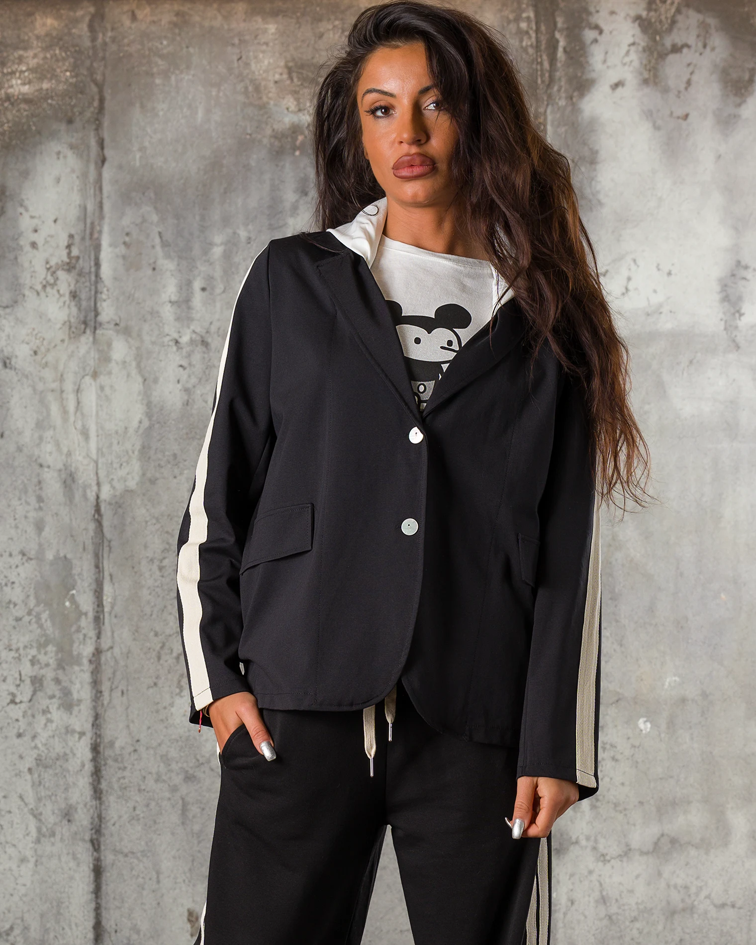 Sacou Beatrice, Culoare negru