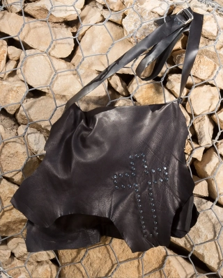 Geantă din piele design cruce din capse Libra, Negru Culoare