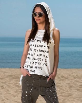 Tricou cu scris și glugă Mile High, Alb Culoare