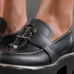 Loafers A Lot More, Culoare negru